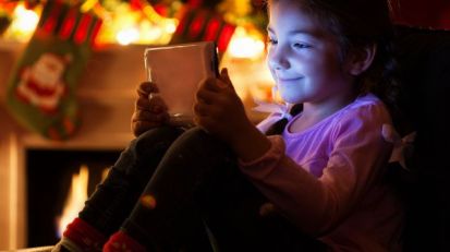 little-girl-with-a-tablet_5743883